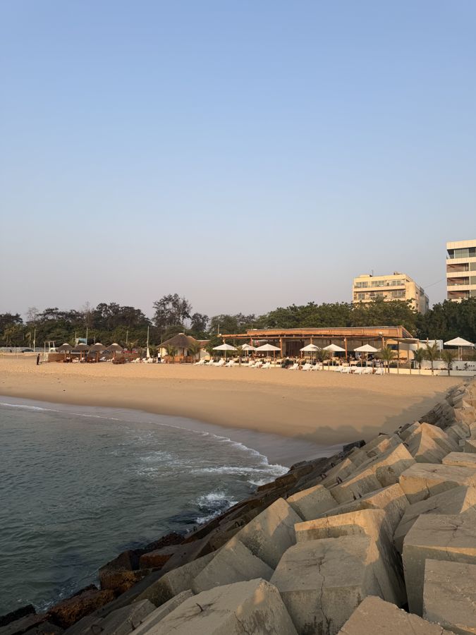 Praia da Ilha de Luanda com o Cenáculo ao fundo